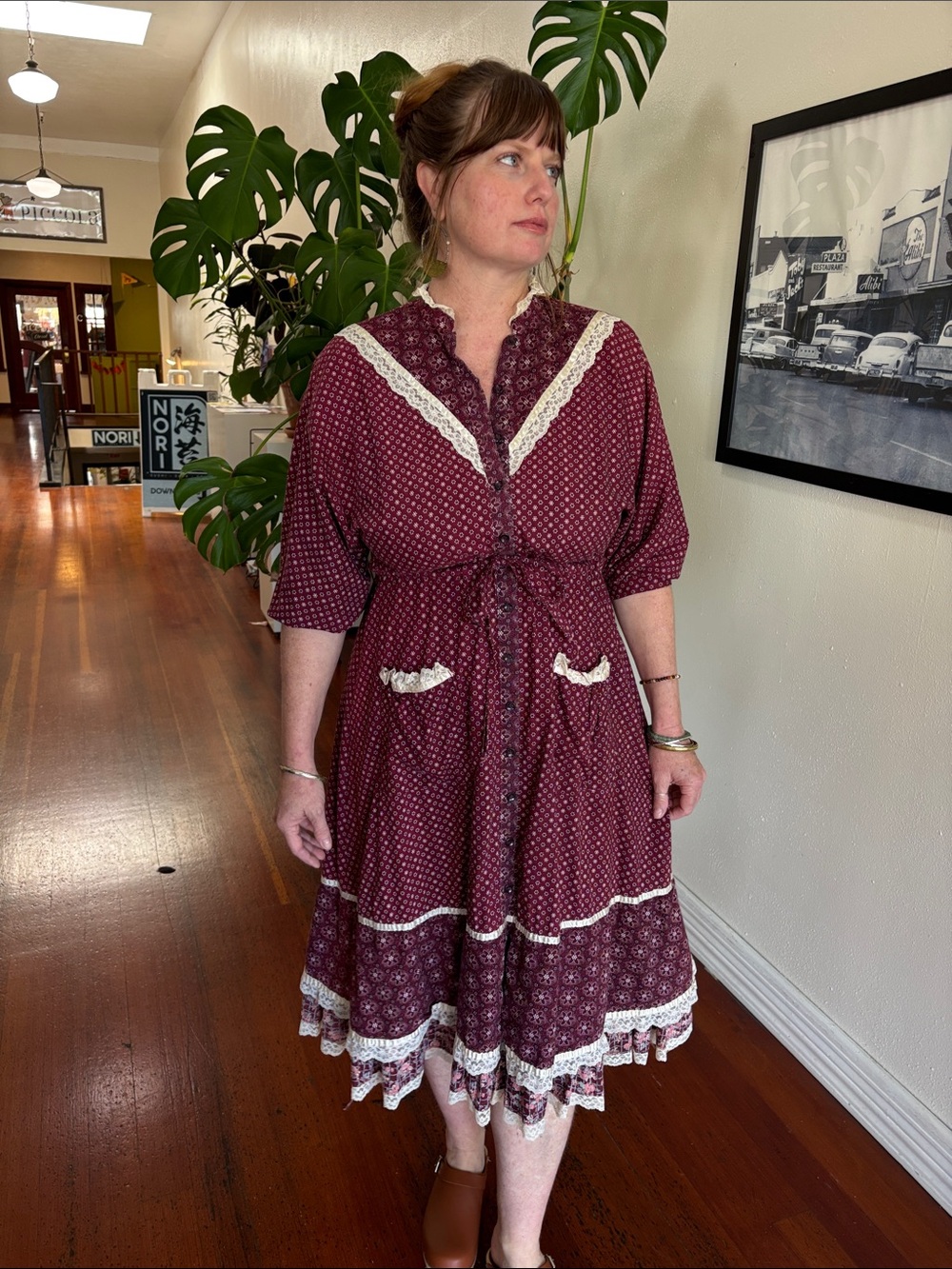 Vintage Gunne Sax prairie dress knee length burgundy floral cream lace trim M/L